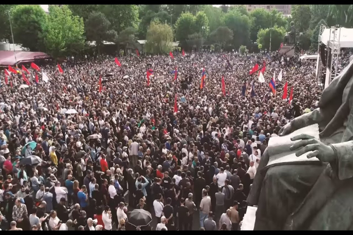 Что происходит в армении последние новости. Митинги в Армении. Митинг в Ереване. Митинг Арцах 1988 площадь свободы. Митинг Армении против Пашиняна.